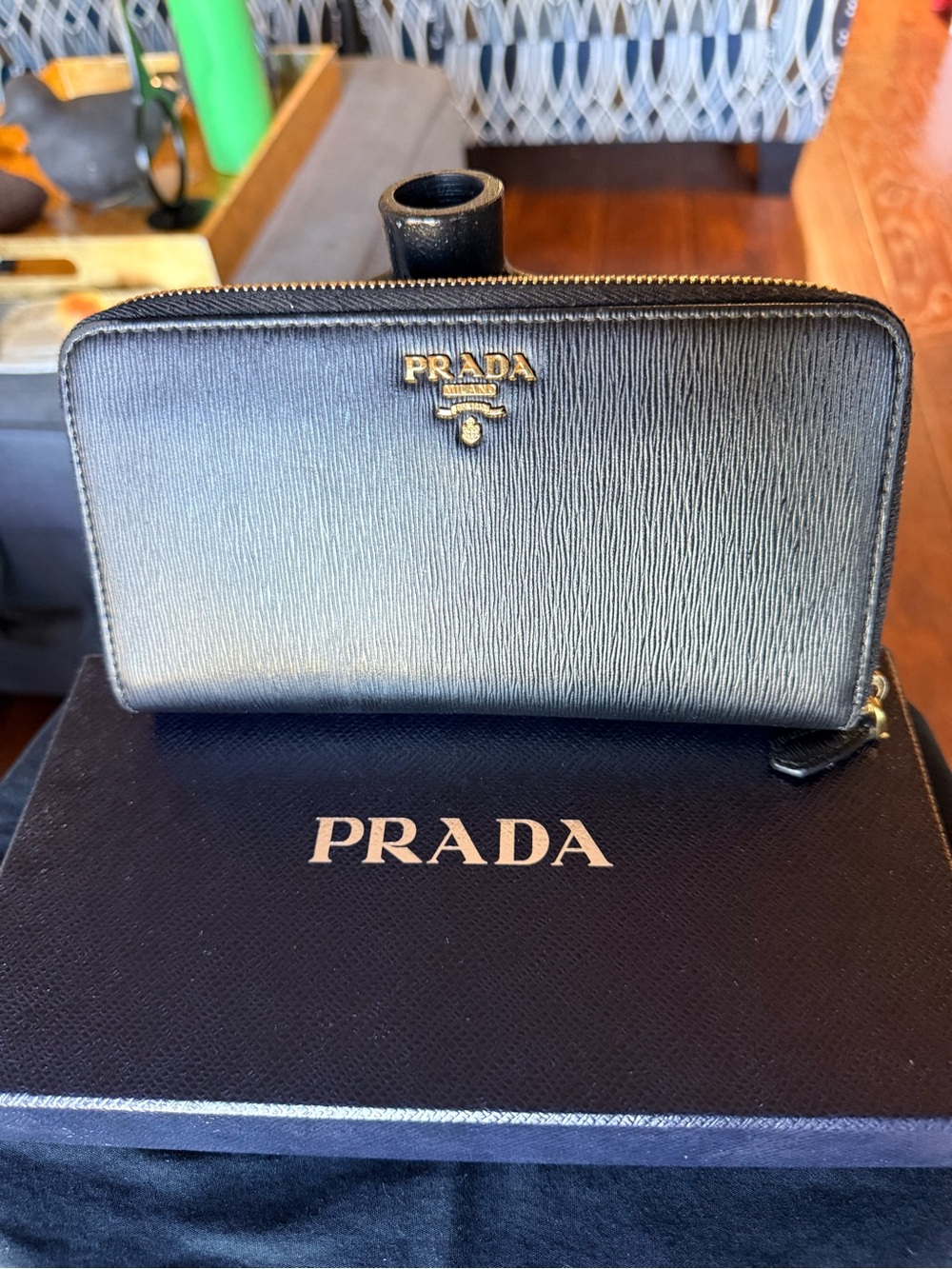 PRADA Vitello Black Leather Zipped Wallet